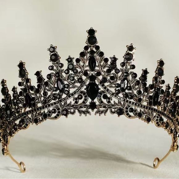 Accessories - NIP Black Crown w/blk alloy rhinestones